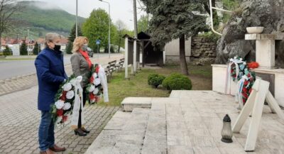 Foto zachytáva primátora Kamila Danka a viceprimátorku Ing Alenu Kazimírovú pri kladení vencov k pamätníku na Námestí SNP pred Mestským úradom.